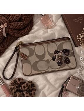 COACH SIGNATURE FLOWER WRISTLET Y2K BROWN BEIGE
